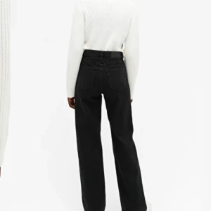 Monki jeans - Bra skick används få gånger tvättat dom 2 gånger så dom är lite urtvättade men inte alls mycket. Strl 27 och priset kan diskuteras.