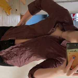 Brun vintage skjorta - Nu säljer jag min super coola bruna skjorta. Köptes secondhand men har bara använt den 1-2 gånger. Ser helt ny ut och otroligt snygg. Frakt är ej inkluderad. Skriv privat för fler frågor💕💕