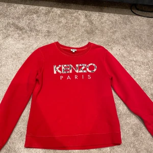 Kenzo långarmad tröja - Nypris 2000 och jag säljer denna långarmad äkta  kenzo tröjan pågrund av att den inte kommer till användning längre. Tröjan är storlek M men passar även S. Pris kan diskuteras! 😊