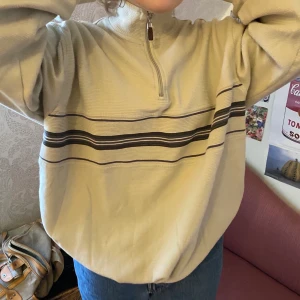 Beige oversized sweater  - Beige sweater med dragkedja som passar på många olika kroppstyper eftersom den är oversized! Den är second hand men i bra skick och bra material! BUDA PRIVAT🥰