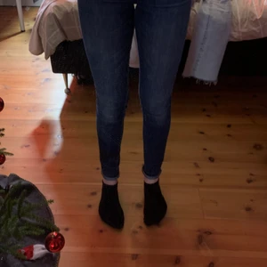 Hollister jeans  - Säljer dessa lågmidjadejeansen från hollister då de är inte min stil. Jag är 177 för referens 