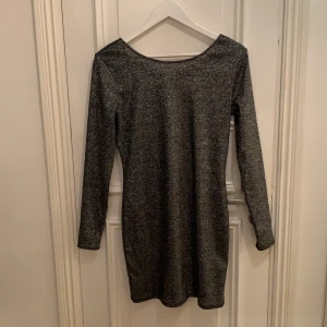 Glittrig klänning - Ingen lapp kvar, men passar en M, dock väldigt stretchigttyg, så passar större storlek om man vill ha den tightare och mindre storlekar om man vill ha den lösare med exempelvis skärp i midjan. 