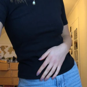 Svart tshirt - En vanlig svart tröja som man alltid behöber. Köparen står för frakten, men kan också mötas upp i Lund och Malmö💞🥰🥳❤️😚