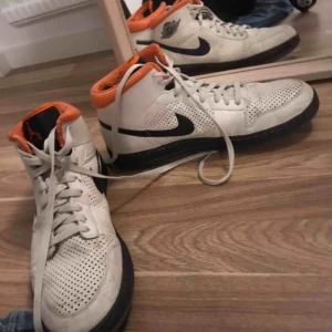  - Air Jordan Alpha 1 Tinker Hatfield. Bra skick och fräscha, saknas original sulor. 