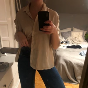 Blus i champagnefärg  - Blus grön Chiquelle