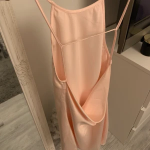 Klänning - Helt slut på hemsidan!! Finaste klänningen från Misslisibells senaste kollektion med Nakd. Säljer för att den tyvärr aldrig kommer till användning, helt ny med lappar kvar. Jättefin passform, skriv gärna för fler bilder🌸 frakt blir 42kr 