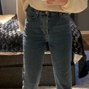Straight High Waist Jeans - Storlek 36. Raka ben med hög midja, väldigt stretchiga. Väldigt bra skick. Ordinarie pris 400kr. Bud startar på 200kr vid stort intresse, buda över med minst 15kr. Betalning sker via swish. Köparen står för frakt.