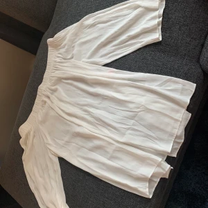 Blus  - Vit off shoulder blus från Gina, aldrig använd. 