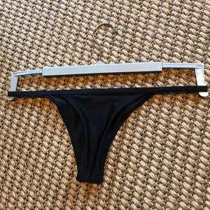 Svarta bikinitrosor, köpte från Zaful Swimwear. ALDRIG ANVÄNDA!                                                      Bild 1: framsidan, bild 2: baksidan. 
