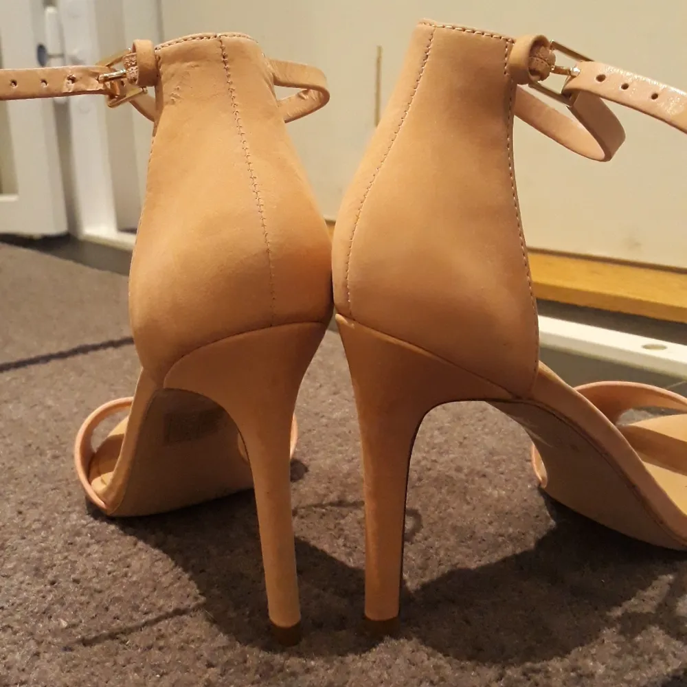 Second hand's shoes, suitable for a dates, office catwalk and dancing in the club, peach color. Original price 50€. Skor.