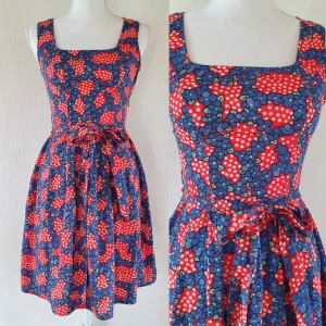 Klänning  - Klänning i storlek 34, med knytband i midjan. Omkrets midja 68 cm. Frakt inkluderat 