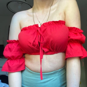 Röd söt topp - Röd off the shoulder crop top 🌺