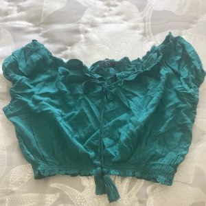 Topp - En jättefin offshoulder topp från Gina Tricot. Helt oanvänd. Buda!!