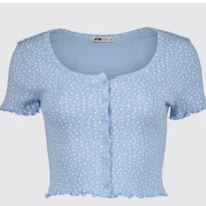 Blommig topp - Säljer då den är lite för stor för mig och inte kommer till användning .  Storlek L passar M men skulle sitta lite lösare. Ny pris 89 kr. Frakt 44 kr, Blir det många intresserade så blir det budgivning! 