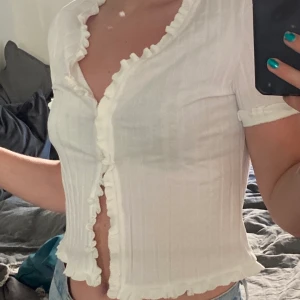 Vit tröja i str S - Tröja från SHEIN helt oanvänd! Kan mötas upp i Stockholm annars står köparen för frakt