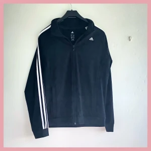 Klassisk adidas tröja - Klassisk zip up från adidas. Fint skick använd fåtal gånger 🌹