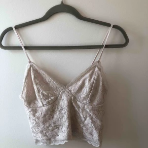 Spetslinne - Super fin bralett/linne i spets. Fint skick! Det är reglerbara axelband och den är stretchig runt🌸 Finns oxå i svart i min profil🌸