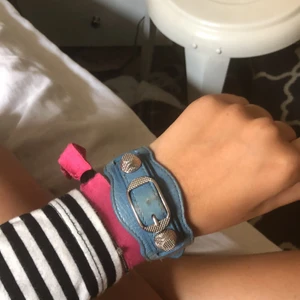 Balenciaga armband - Använt och lite slitage på vissa ställen. Dustbag finns kvar