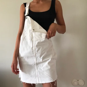 hängsel kjol - cool hängselkjol från pull and bear med snygga slitningar, strl S❤️ 