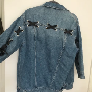 Svincool jeansjacka från Gina Tricot - Nyskick. Använd en gång. Oversize känsla.Säljes pga inte min stil. Finns i Stockholm, annars skickar jag! :)