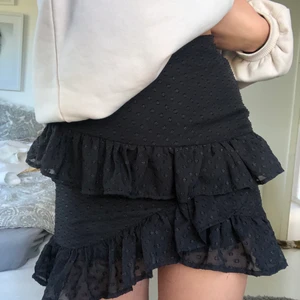 Svart kjol - Söt volangkjol från Bik bok i storlek xs. Svart prickigt mönster på hela kjolen 