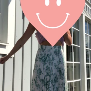 Så fin långkjol - Jättefin och populär plisserad kjol från H&M. Använd några gånger men i gott skick. Nypris 399💓💓