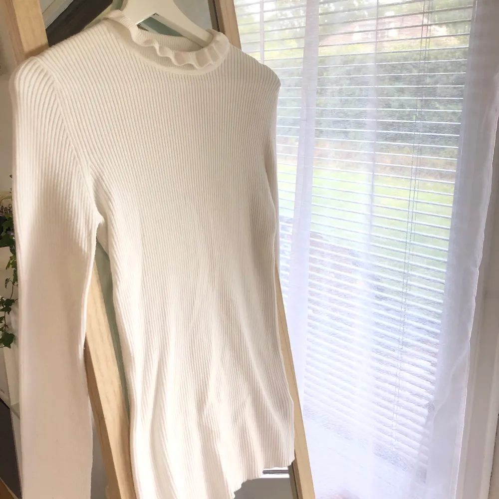 En vit långärmad tröja med volanger på både ärm och hals! Denna tröja är i fint skick, köpt på GinaTricot🤍 Storleken är M men passar mig som är en S!               20kr + frakt.. Tröjor & Koftor.