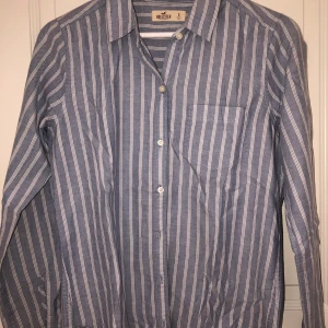 Skjorta, holister strl S - Plagget är i en lite ljusare färg än vad som visas på bilden. Det är i bra skick, och har normal passform. Passar även M samt xs! 