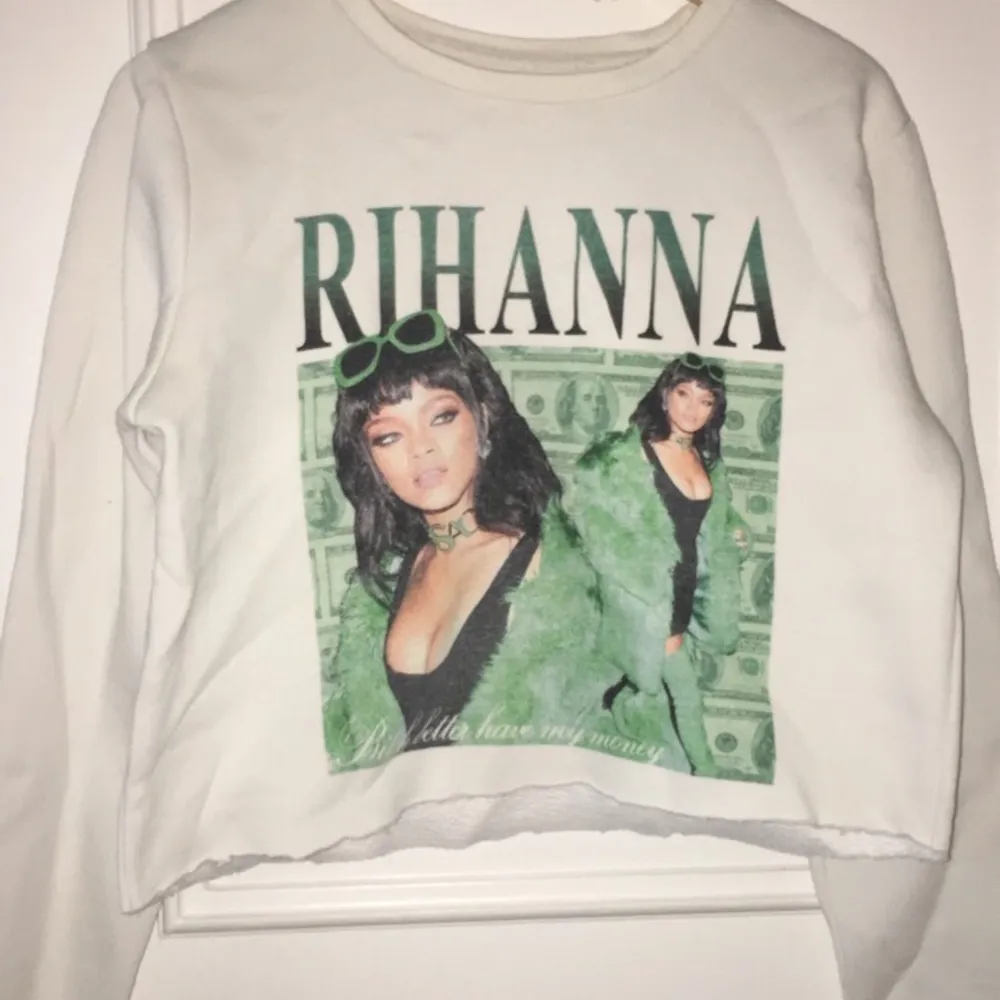 Ascool sweatshirt i storlek M med Rihanna tryck,  sparsamt använd. Jag har croppat den själv, därför lägre pris. Inköpt för 450kr . Hoodies.