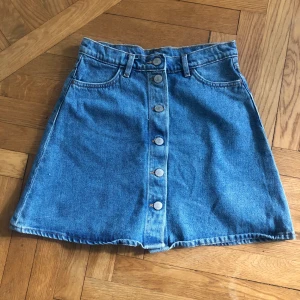 Monika jeanskjol strl 36 - Aldrig använd jättefin jeanskjol från Monki i strl 36. Säljs pga. för liten vid inköp. Nypris 250kr. Köparen står för frakten. 