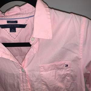 Rosa skjorta från Tommy Hilfiger, storlek M🌺