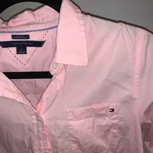 Rosa skjorta från Tommy Hilfiger, storlek M🌺