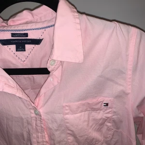 Skjorta från Tommy Hilfiger - Rosa skjorta från Tommy Hilfiger, storlek M🌺