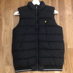 Lyle and Scott väst  - En Lyle and Scott väst ifrån kidsbrandstore! Jättefint skick västen är aldrig använd, dock är inte lappen kvar! Västen är i storleken 14/15 dvs storlek 164. Nypris 799kr, köparen står för frakten! 