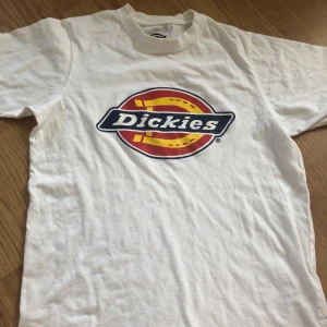 Dickies tshirt  - Använd fåtal ggr som ny storlek Xs men skulle säga mer dom S/M nypris 300kr säljer för 100kr plus 44kr frakt 