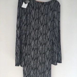 Klänning  - Oanvänd klänning i storlek M kan passa L det är stretch pris 200kr