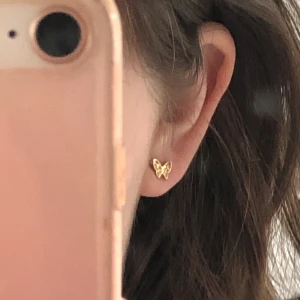 Fjärilsörhängen!!🦋🦋 - Jättesöta örhängen som jag köpte på plick. Älskar dem men är känslig för vissa örhängen o dessa funkade inte:( Säljaren trodde dem köpts på glitter och jag gissar att dem är gjorda av nickel. Säljer för 40 inkl frakt!✨☺️🌸