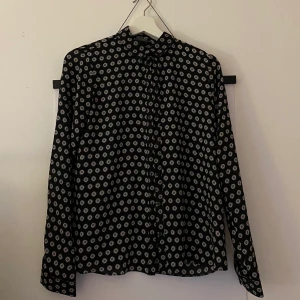 Mönstrad tunn skjorta - Supersnygg skjorta som jag tyvärr aldrig använder! Köpte den i London för snart tre år sen och tror jag använt den en gång sen dess. Superskön och tunn såhär till sommaren!