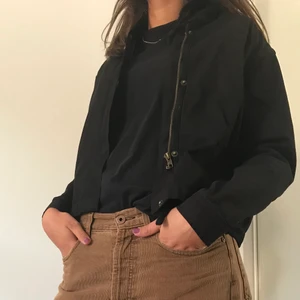 Tunn jacka - brandy melville - Superhärlig tunn jacka till hösten från brandy Melville. Säljer då den längre inte kommer till användning! Jag har storlek S och skulle säga att den passar allt från XS-M.