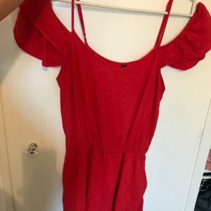Röd Playsuit  - Använd fåtal gånger, storlek 36 