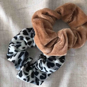  - Två helt nya scrunchies, frakt ingår 🖤