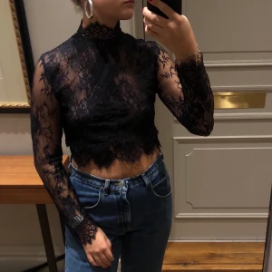 MTWTFSS WEEKDAY TOP - Finns på min sellpy!! NYTT LÄGRE PRIS - super fin Weekday top i mörkblå i spets. 