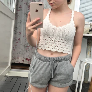 Virkad topp - Jättesöt virkad topp från Gina Tricot! Använd vid några få tillfällen, alltså är den som ny:) Nypris: 299kr. Frakt tillkommer!