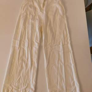 Fina vita byxor i storlek S från HM 💕 säljes för 200kr 💗