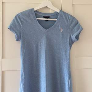 Säljer denna superfina blåa t-shirten från Ralph Lauren. Använd några gånger men absolut inget fel på plagget.  Köparen står för frakten!