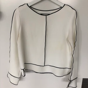 Blus ifrån Zara storlek XS - Fin elegant vit blus, passar till jobb, vardag, kalas. Väldigt bra passform. Använd fåtal gånger. 
