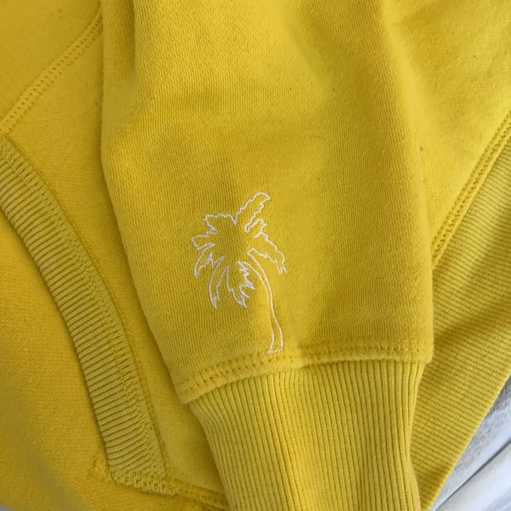 En super snygg gul hoodie i storlek XS/S! Knappt använd!. Hoodies.