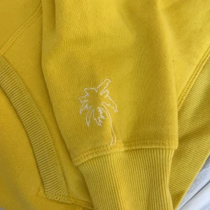 Jättesnygg hoddie - En super snygg gul hoodie i storlek XS/S! Knappt använd!