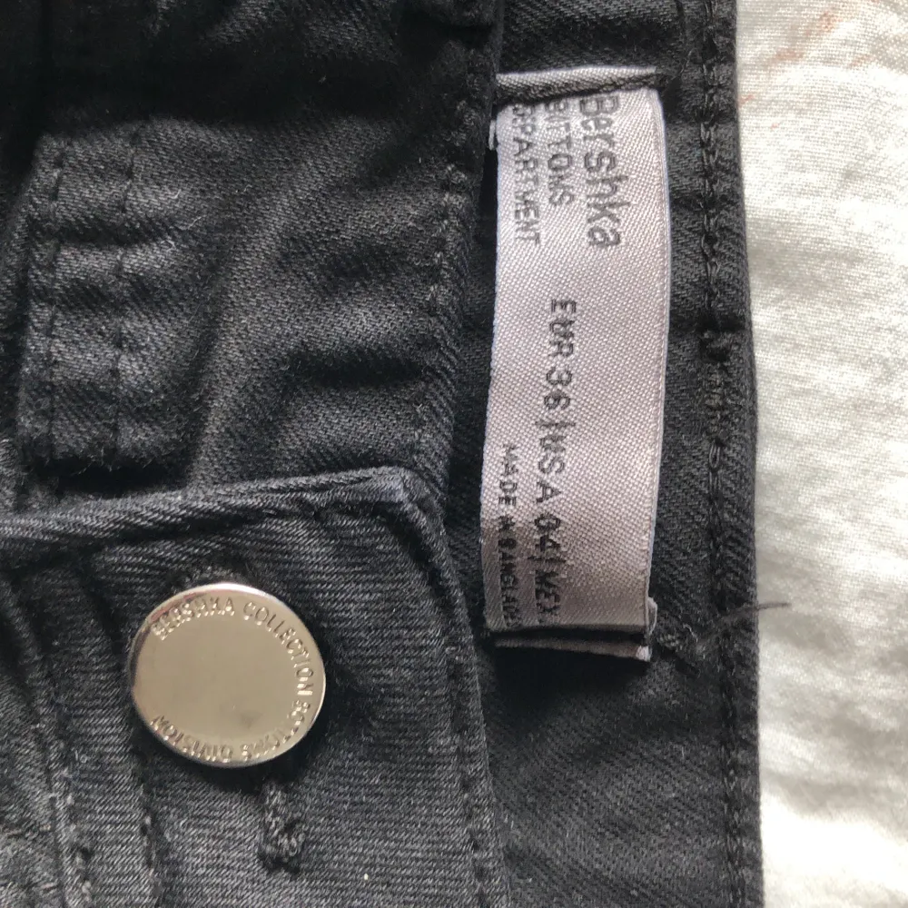Fina svarta jeansshorts med slitningar, helt oanvända och kommer från bershka. Storlek 36, w/26🤩. Shorts.