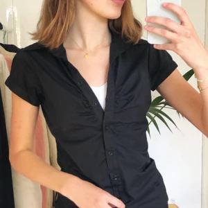 Kortärmad skjorta - Skjorta med korta lite puffiga ärmar och krage. Köpt för länge sen men knappt använd. Köpare står för frakt!